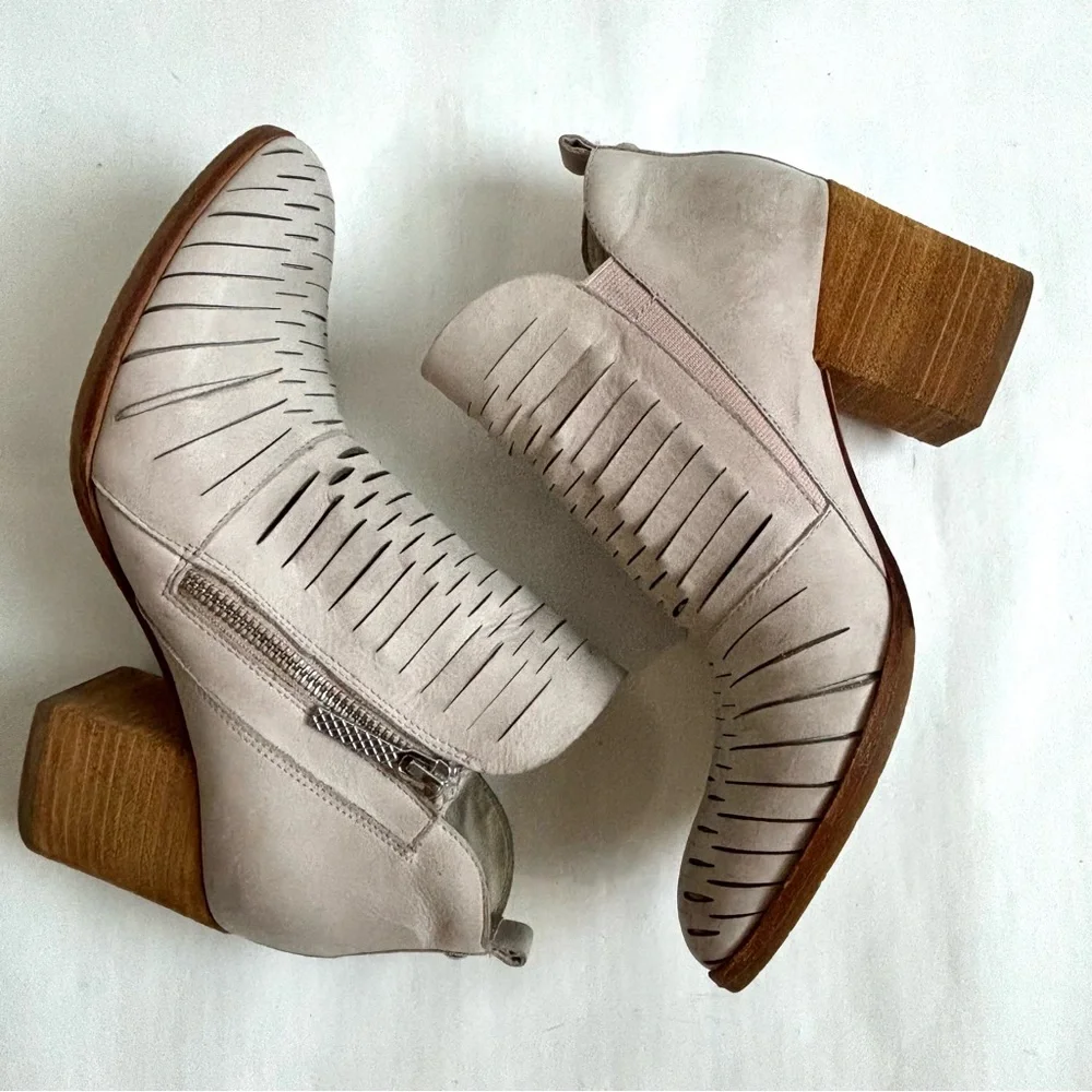 Donald J Pliner Elton Leather Cut Out Ankle Boots Pale Pink Gray Size 6M